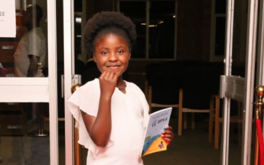 Η Michelle Nkamankeng είναι ο νεότερη συγγραφέας στην Αφρική (φωτό, βίντεο)